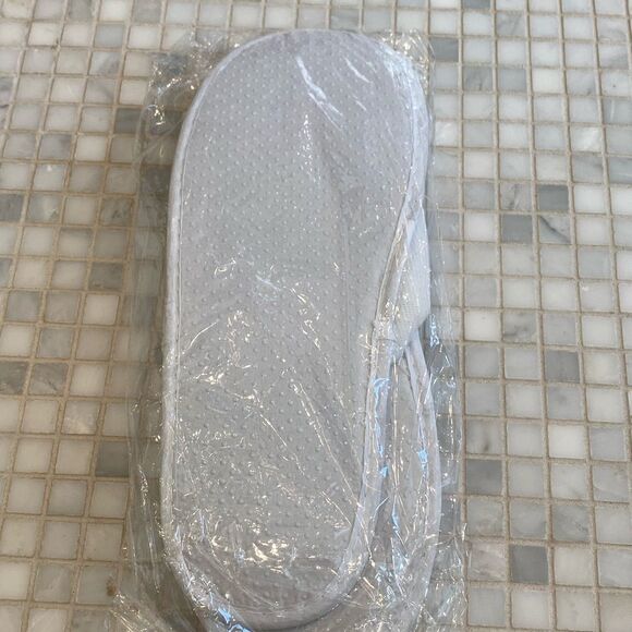 Broadmoor Hotel New White Slippers - Picture 4 of 4